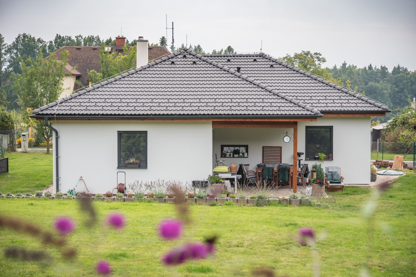 Sousedů málo, přírody hodně, pohodlí v křesle u krbu